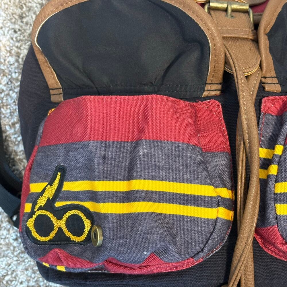 Harry Potter Hogwarts Alumni Gryffindor Backpack 9 3/4 Varsity 2018 - Picture 7 of 16